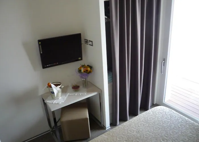 拉奎拉酒店 2* 里米尼