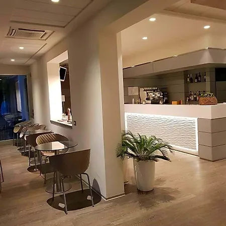Aquila Hotel 2*
